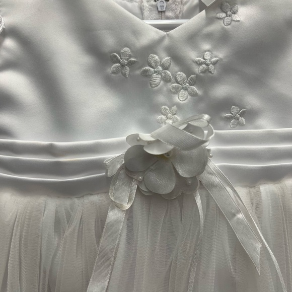 Adorablee white dress perfect for special occasion
size L, fits 12-18 month old - Picture 2 of 9